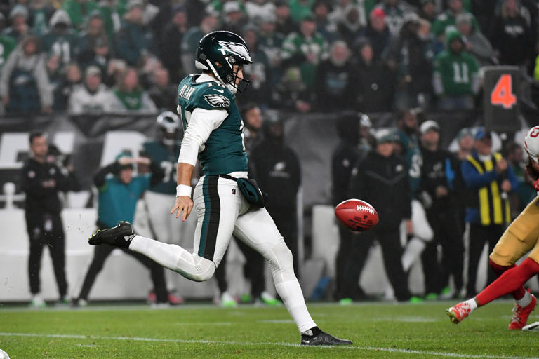 Eagles Extend Former Steelers Punter Braden Mann