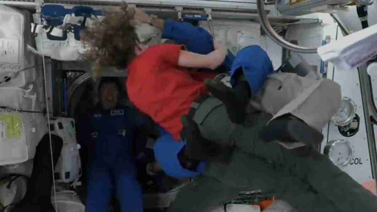 yhdysvaltalaiset ja venäläiset astronautit uhmaavat painovoimaa halauksella, ja nasa jakaa tämän liikuttavan hetken; katso video