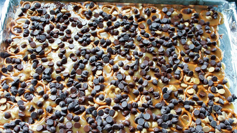 Get ready to become addicted to this chocolate pretzel bark - Ima need ...