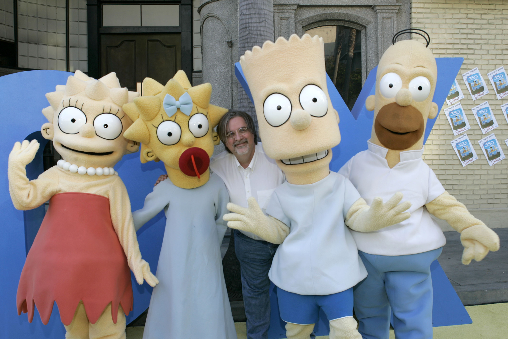 <p>Matt Groening a montré un grand talent pour le dessin et l'humour dès son plus jeune âge. Il est né le 15 février 1954 à Portland, dans l'Oregon, et a énormément été influencé par son père, cinéaste et dessinateur.</p>