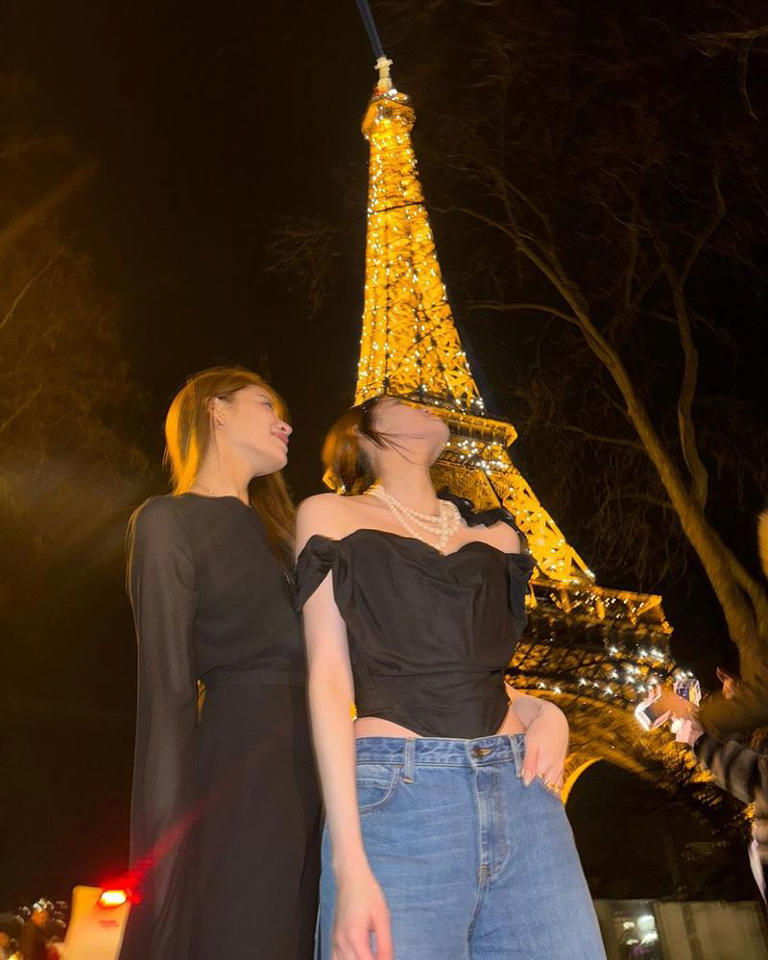 壽星歐陽妮妮與歐陽娜娜同框在巴黎鐵塔下合影（圖／歐陽娜娜IG ）