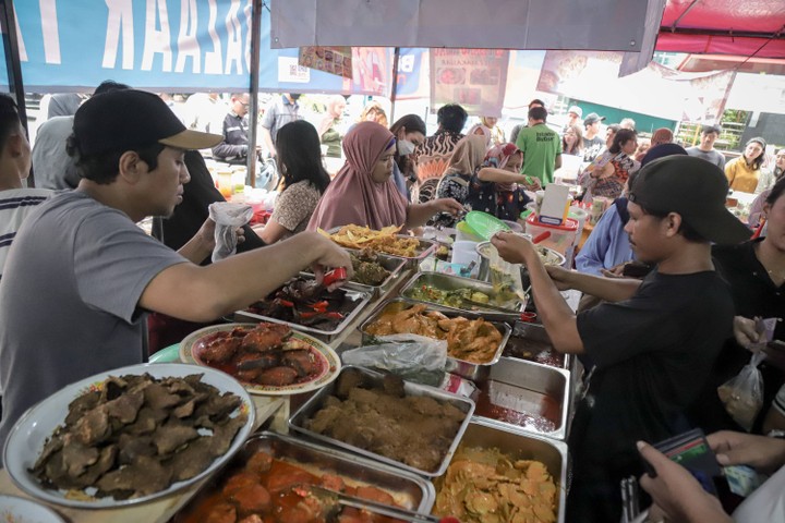 zulhas mau sertifikasi halal umkm mulai oktober 2024, menkop teten minta ditunda
