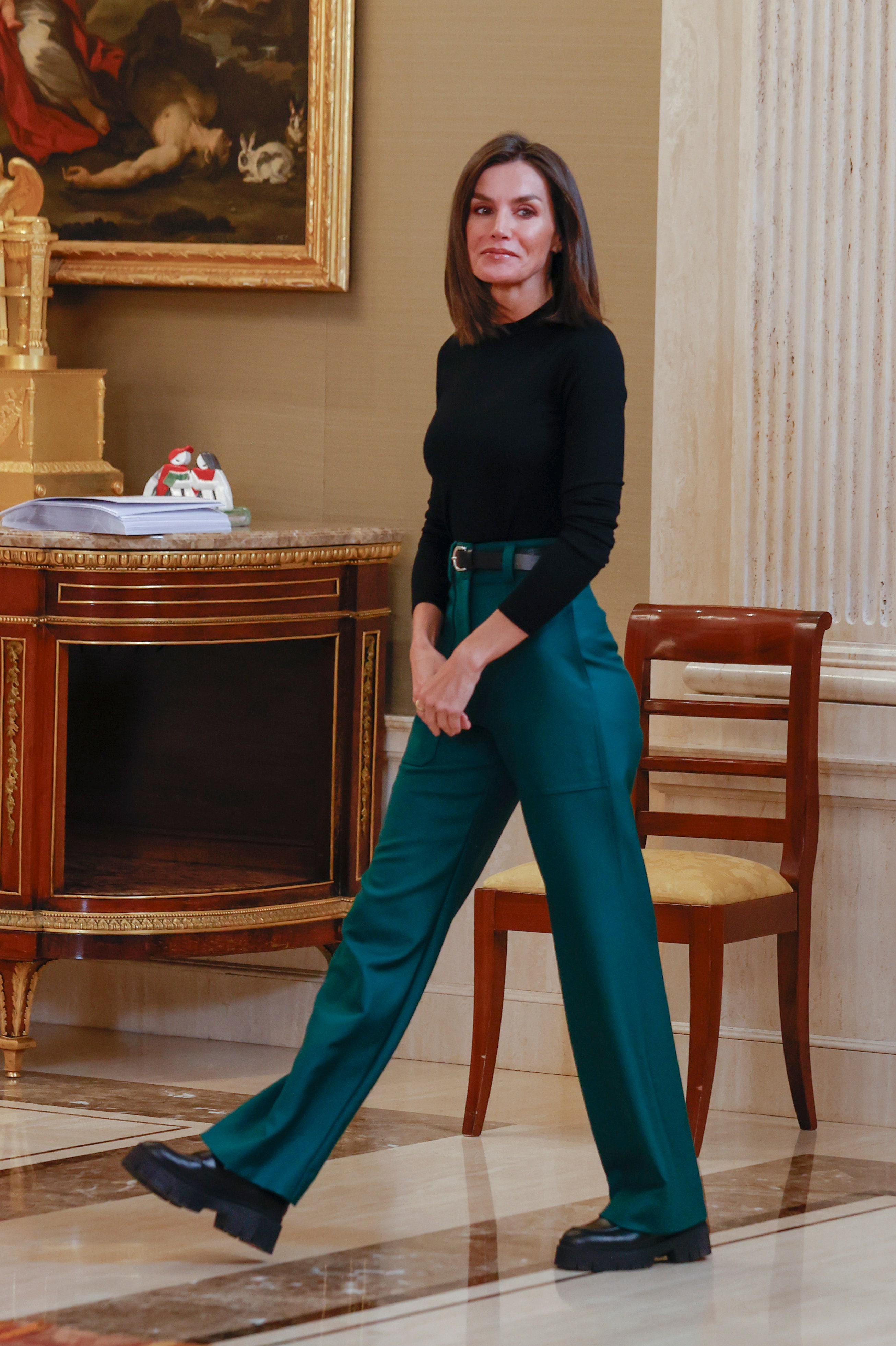 Pisando Fuerte: Letizia Combina Mocasines De Suela Track Con Pantalones ...