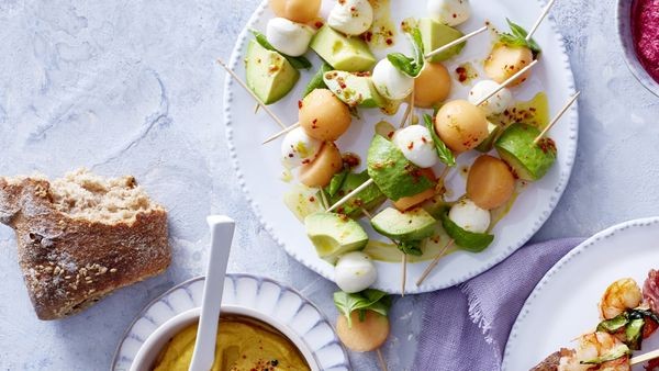 Veggie und Low Carb zum Osterbrunch: Melonen-Avocado-Spieße