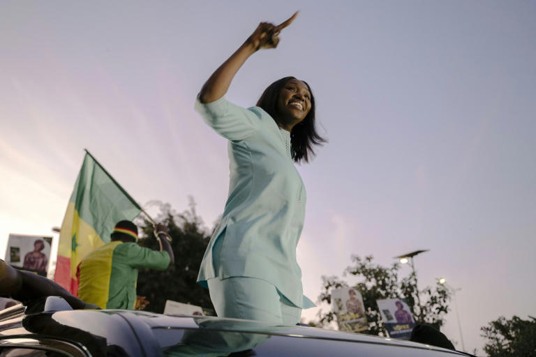 Anta Babacar Ngom, seule femme candidate à la présidentielle au Sénégal, en campagne dans un quartier de Dakar, le 11 mars 2024