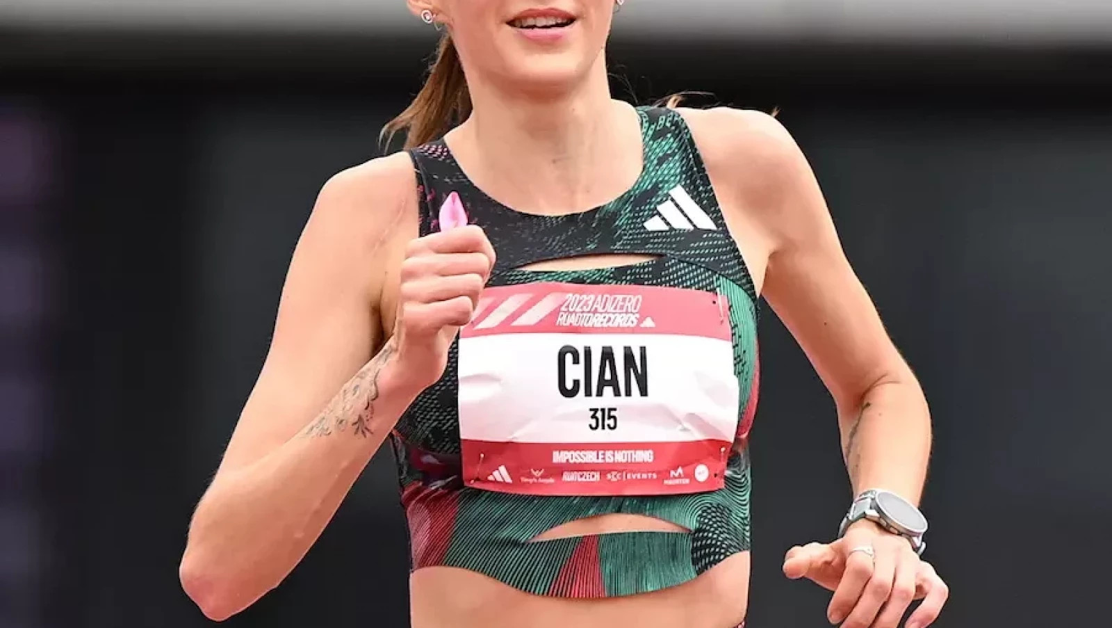 cian oldknow wins her maiden sa marathon title with a new course record