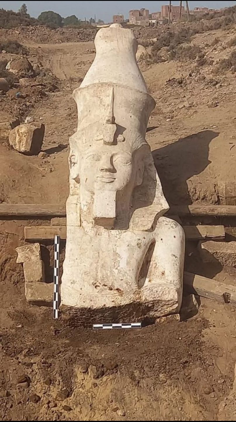 egypte : des archéologues découvrent la moitié manquante de l'extraordinaire statue de ramsès ii