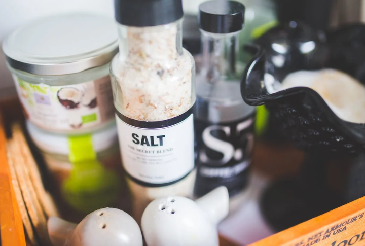 <p>Salt enhances the taste, yet excessively salted foods may cause bloating and thirst. Select those with moderate salt content to avoid stomachaches and maintain your hydration levels. It will help you feel refreshed and ready for your next destination.</p>