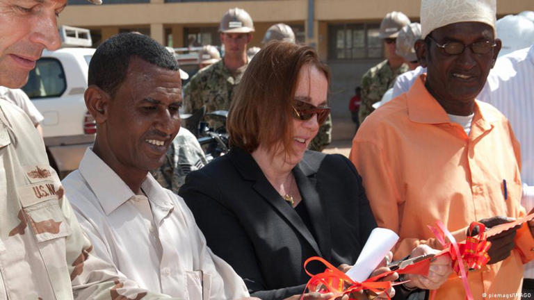 Molly Phee, au centre, ici lors d'une visite en Ethiopie en 2012, devait rencontrer le chef de la junte au Niger
