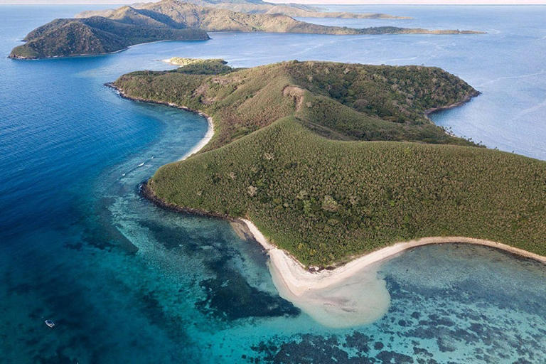 The best way to visit the Yasawa Islands in Fiji is onboard a small cruise ship. Here’s everything you need to know to plan your trip!
