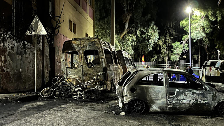 Εμπρηστική επίθεση στου Ζωγράφου – Εκαψαν σχολικά, αυτοκίνητα και μοτοσικλέτες