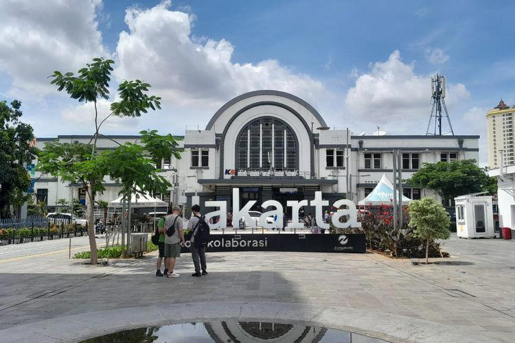 sejarah kenapa lokasi stasiun ka di indonesia sering berdekatan