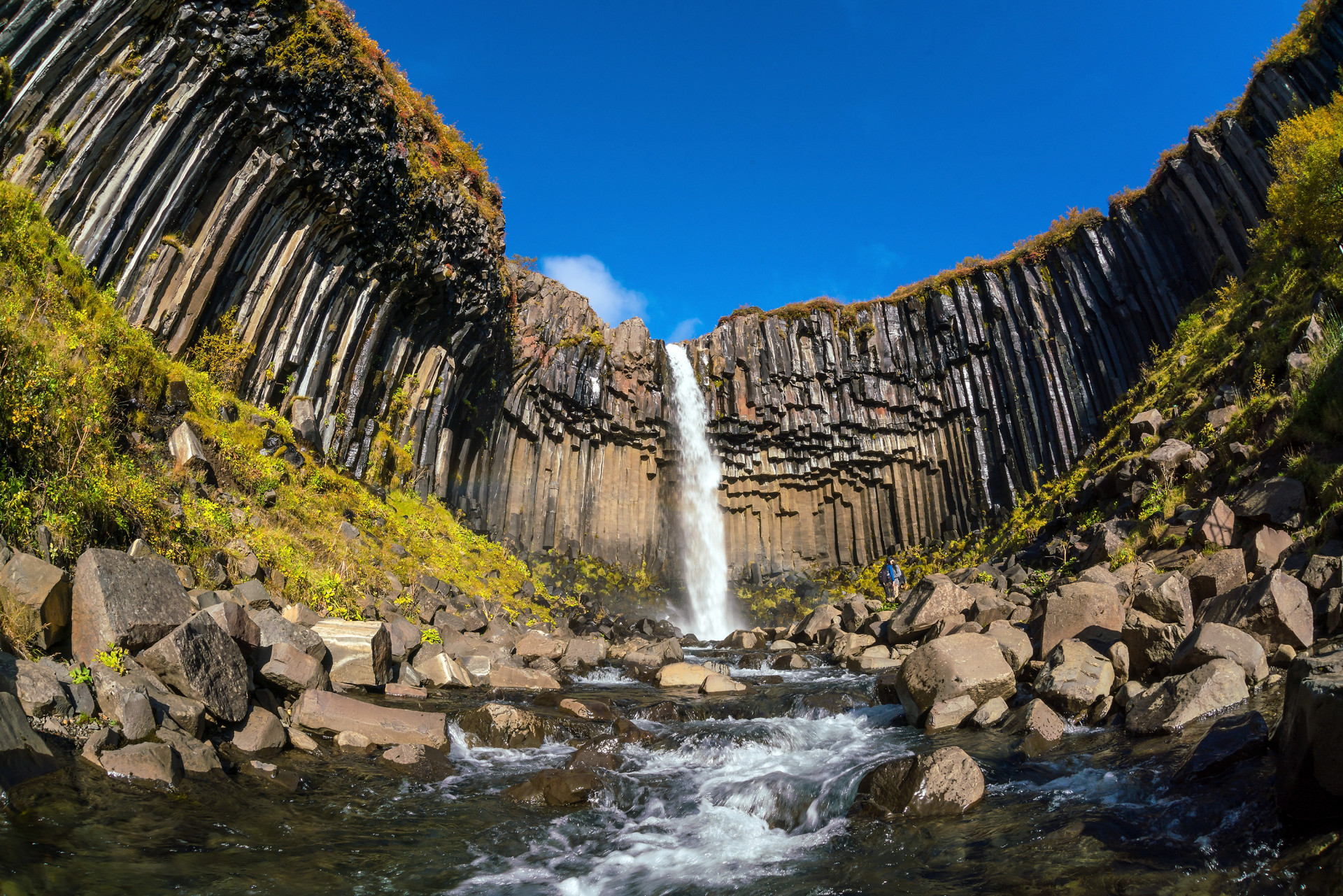 Au cœur du merveilleux parc national de Vatnajökull se trouvent ces sublimes cascades. Bordées par d'incroyables colonnes de lave, Svartifoss se traduit par "cascades noires".<p>Tu pourrais aussi aimer: </p>