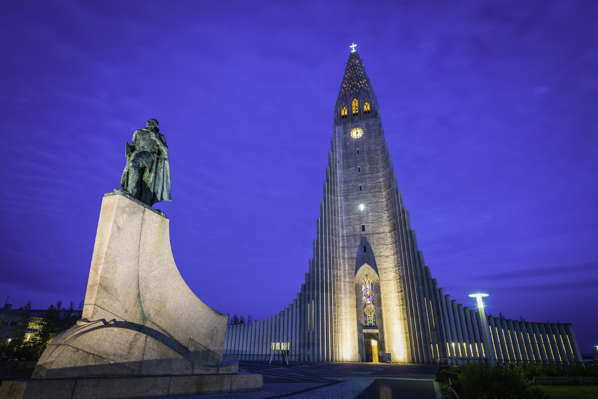<p>Une statue de l'explorateur Leif Erikson (né vers 970 - décédé vers 1020), se tient illuminée face au cloché moderne et aux colonnes de béton de l'Hallgrimskirkja, la célèbre église luthérienne de la ville.</p><p>Tu pourrais aussi aimer: </p>