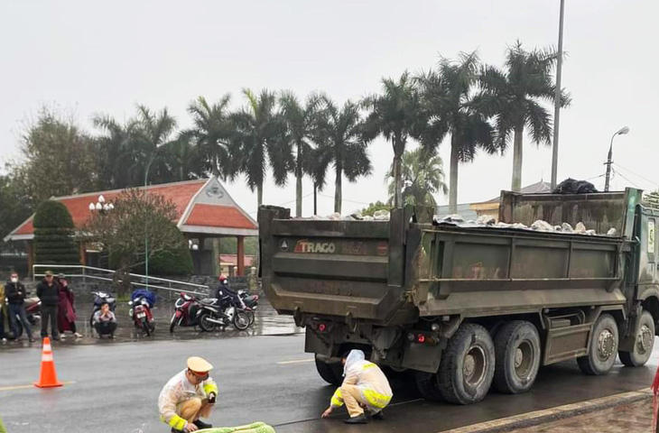 Hiện trường vụ tai nạn giao thông khiến một nữ học sinh lớp 4 đang đạp xe đến trường tử vong sau khi bị xe tải chở đá cán qua - Ảnh: K. LINH