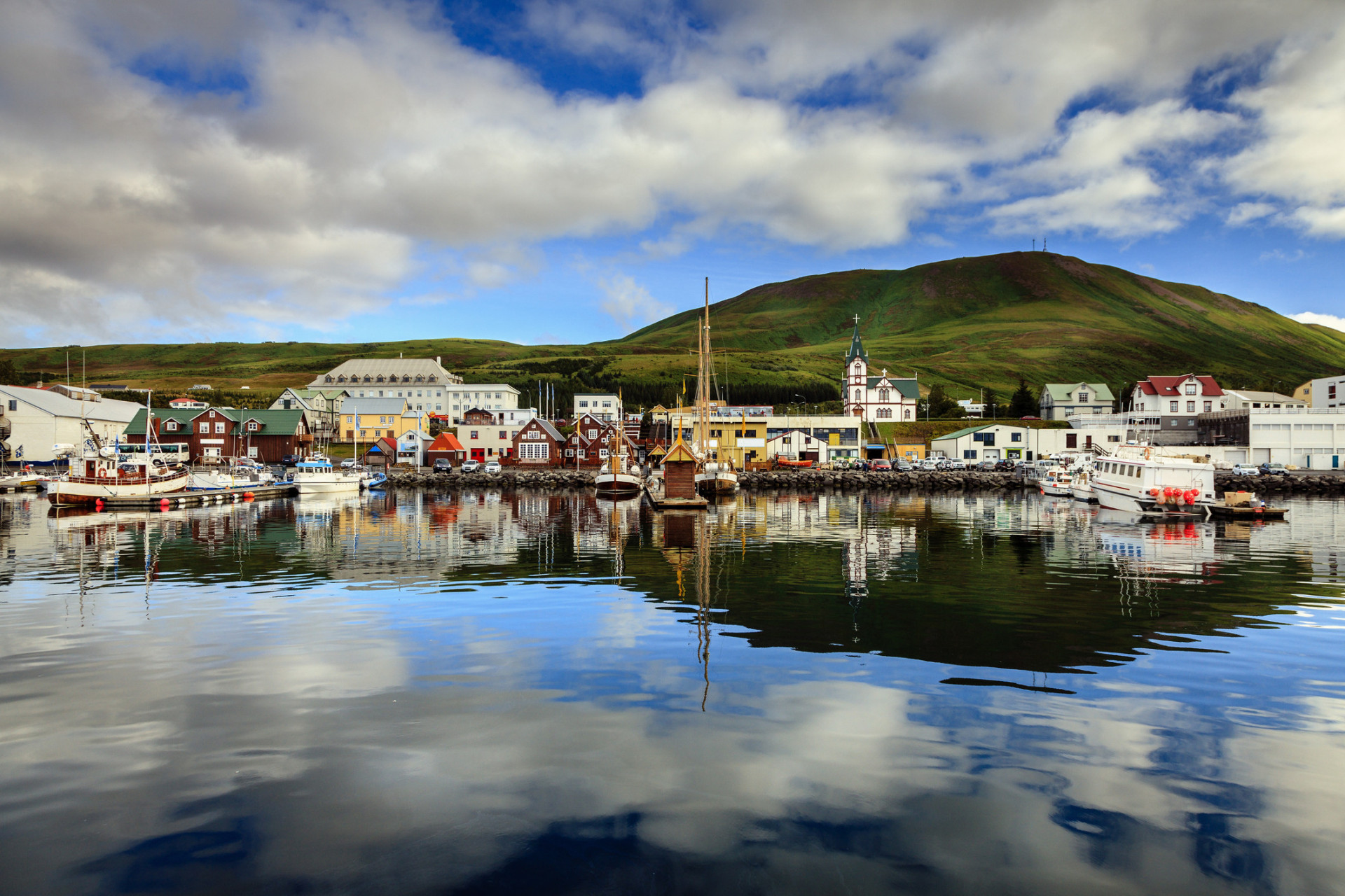 Blotti sur la côte nord de l'Islande, ce petit village de pêcheur est célèbre pour son église en bois, érigée en 1907.<p>Tu pourrais aussi aimer:<a href="https://www.starsinsider.com/n/481363?utm_source=msn.com&utm_medium=display&utm_campaign=referral_description&utm_content=277864v3"> Ils nous ont quittés en 2021</a></p>