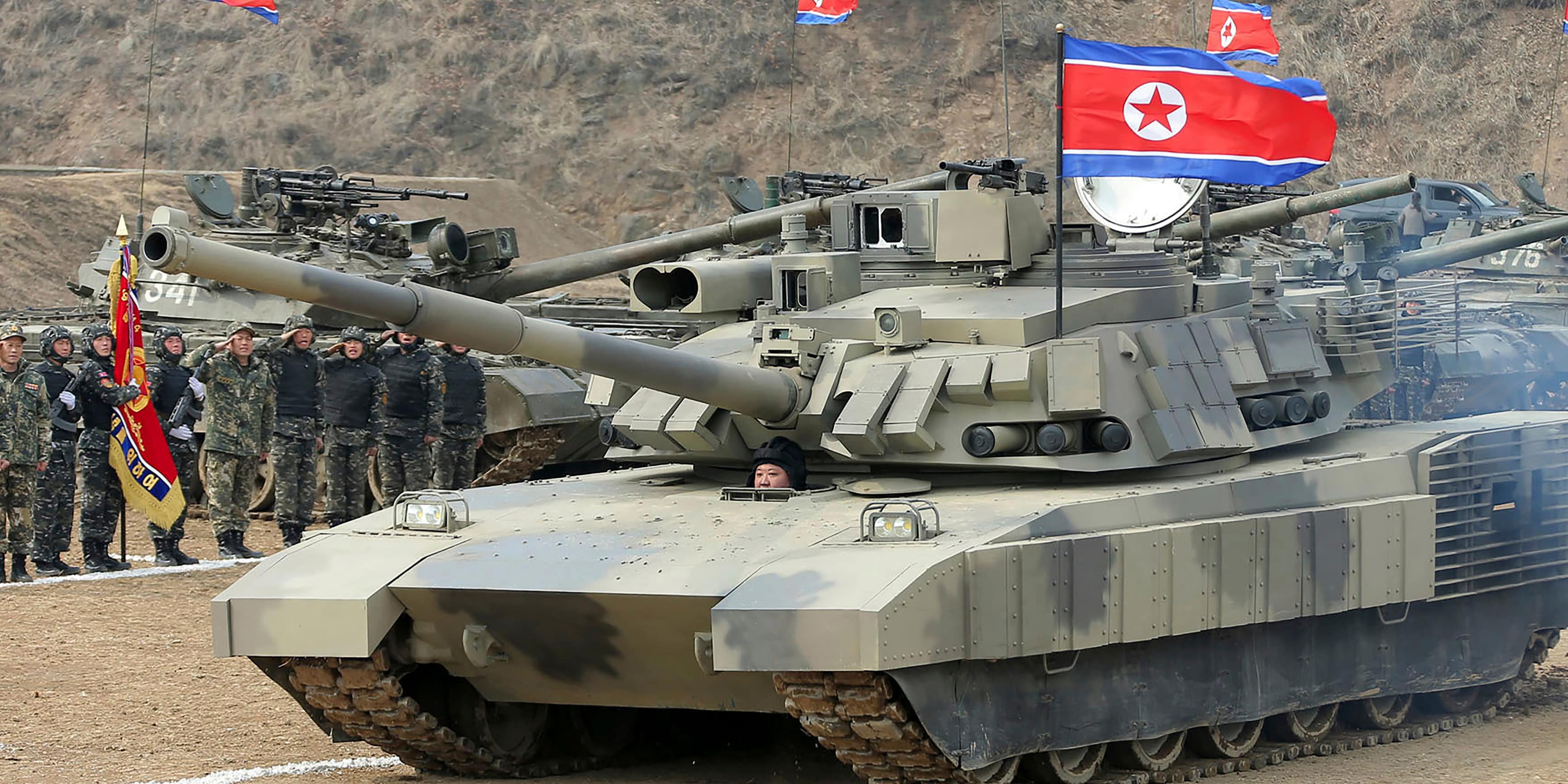 Persönlicher Einsatz - Kim Jong Un Fährt Neuen Panzer Und Ruft Zu ...