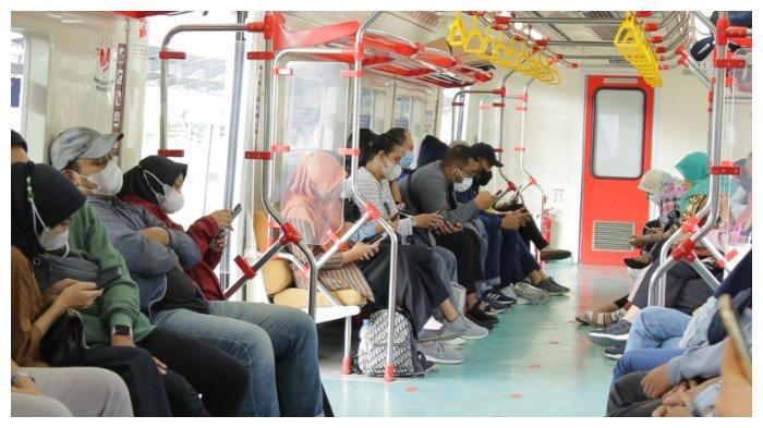Suasana di dalam KRL Commuter Line relasi Jogja-Solo PP. (KCI)