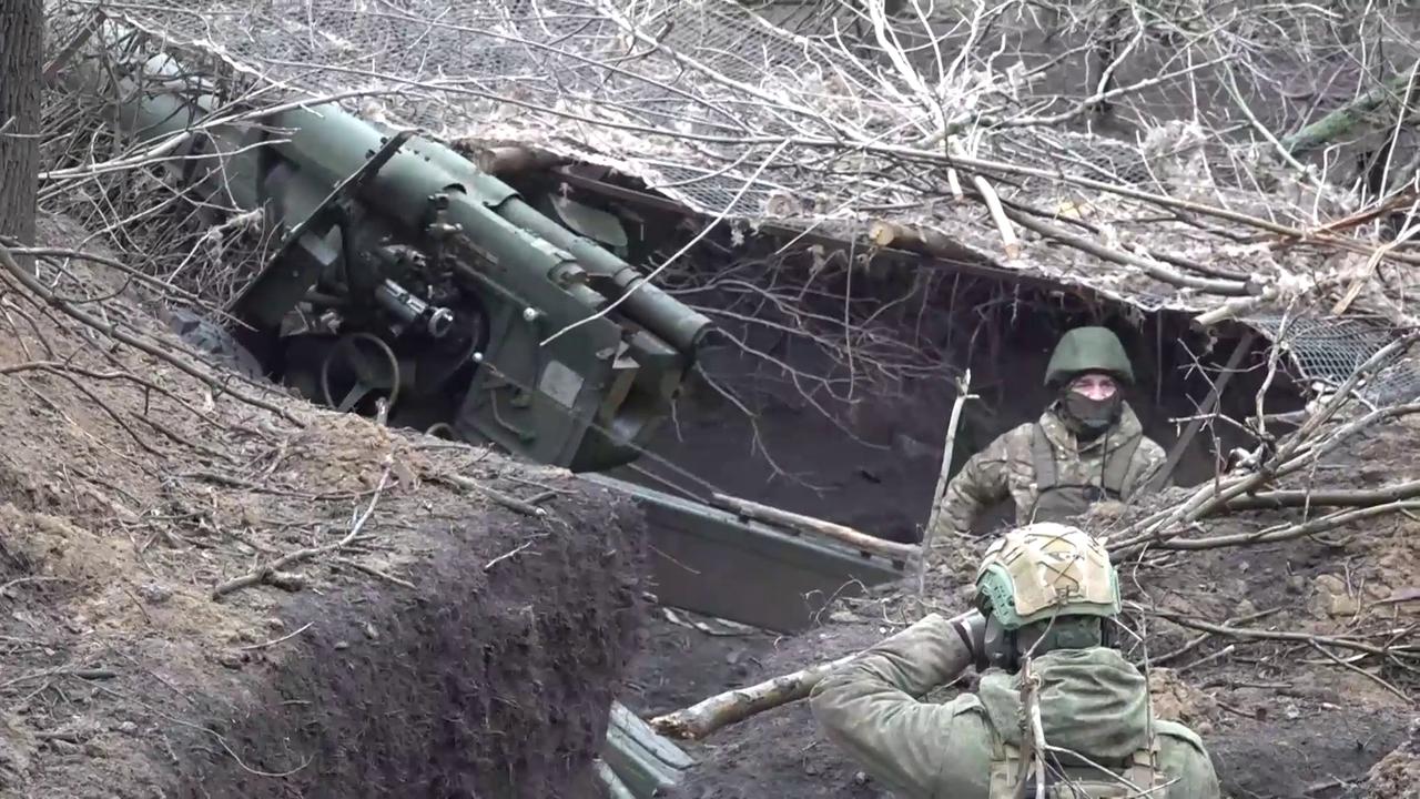Russian soldiers destroy Ukrainian troops, fortified areas and firing positions with howitzers
