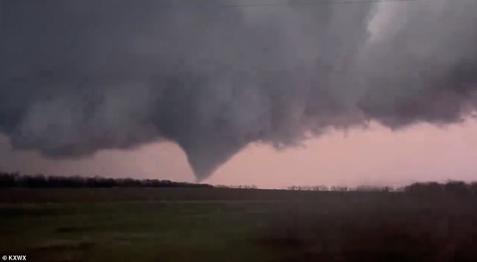 Kansas City residents warned to shelter inside amid dangerous tornado