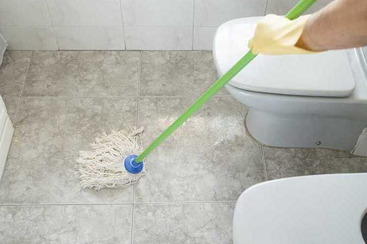cara membersihkan kerak pada lantai kamar mandi tanpa sitrun, pakai 1 bahan dapur ini