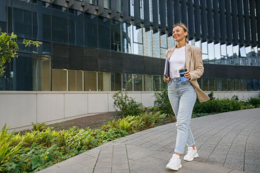 Uma caminhada leve, em qualquer ambiente, melhora a capacidade de atenção, aponta estudo. Foto: Yaroslav Astakhov/Adobe Stock