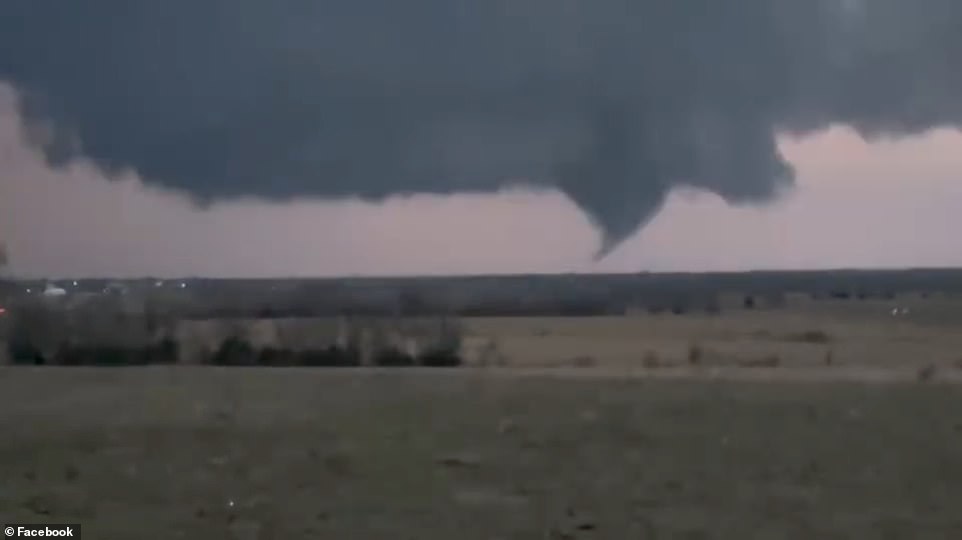 Kansas City residents warned to shelter inside amid dangerous tornado