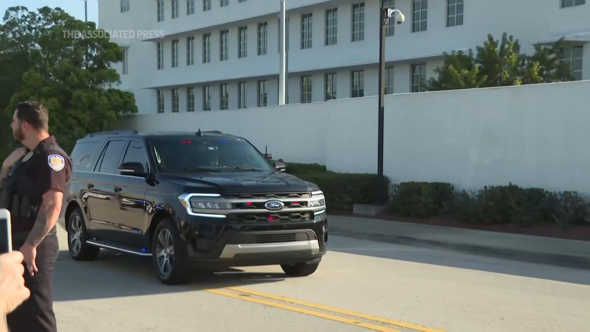 Trump arrives at FL court for hearing on classified documents case