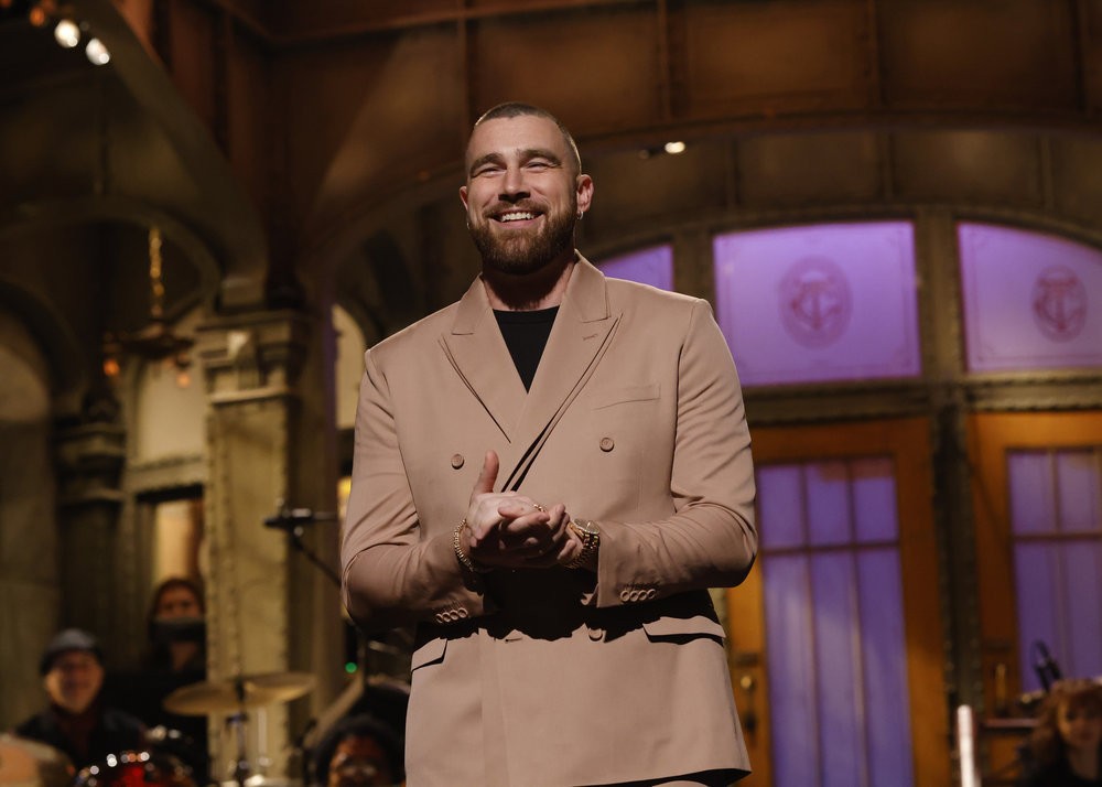 <p>Travis Kelce's most recent <em>SNL</em> appearance came on October 14, 2023, at the end of a skit about his <a href="https://www.brit.co/taylor-swift-travis-kelce/"><strong>recent relationship</strong></a> with pop star Taylor Swift. Watch the skit (and Travis Kelce's cameo) <a href="https://twitter.com/PopBase/status/1713407497703391526" rel="nofollow"><strong>here</strong></a>!</p>