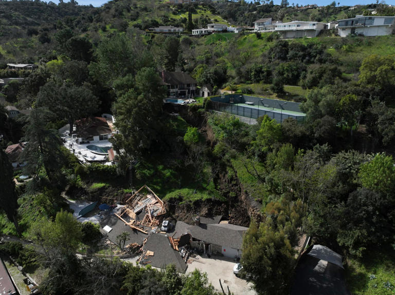 Landslide Damages Multiple Homes In Posh La Neighborhood 1 Home