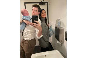 Olivia Munn y John Mulaney con su bebé, Malcolm.