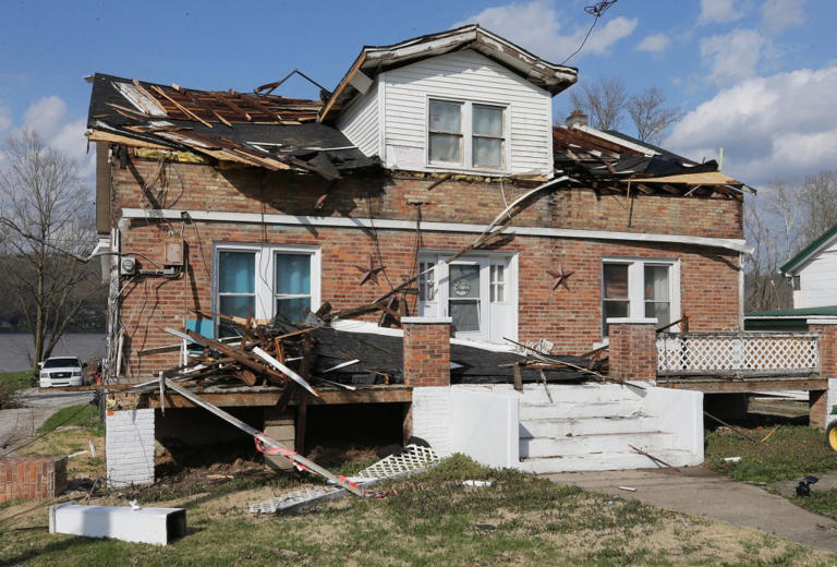 2 dead as suspected tornados wreck homes, businesses in Ohio and Kentucky