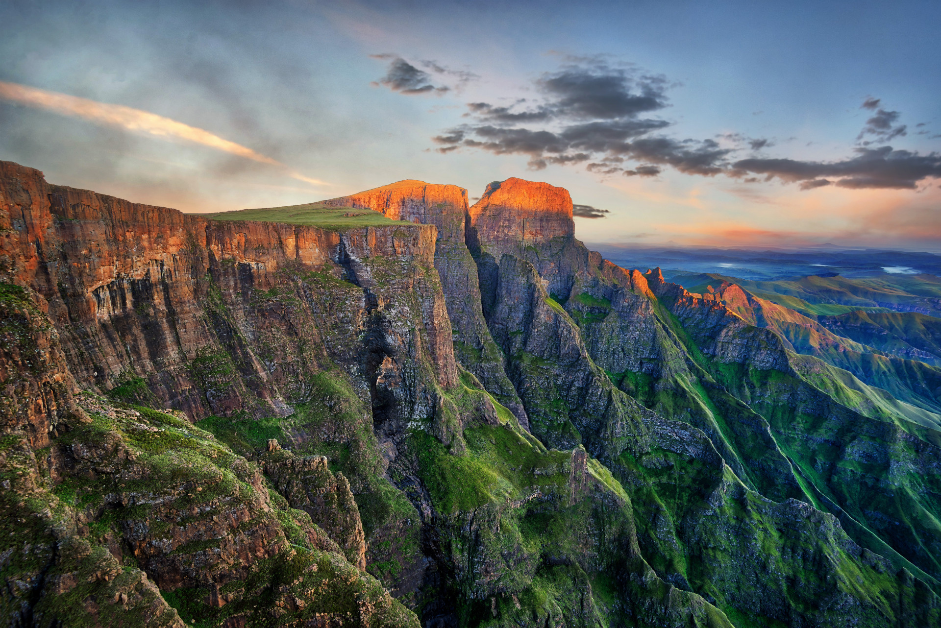 La formation rocheuse appelée l'amphithéâtre est située dans le nord du Drakensberg au KwaZulu-Natal. Cette falaise spectaculaire s'étend sur 5 km (3,1 miles), et ses falaises s’élèvent à environ 1 220 m (4 002 pieds). Il est considéré comme l'un des panoramas les plus spectaculaires au monde.<p><a href="https://www.msn.com/fr-fr/community/channel/vid-7xx8mnucu55yw63we9va2gwr7uihbxwc68fxqp25x6tg4ftibpra?cvid=94631541bc0f4f89bfd59158d696ad7e">Suivez-nous et accédez tous les jours à du contenu exclusif</a></p>