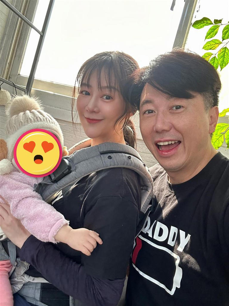 文汶（左）、吳皓昇（右）的女兒爆有「兒童性圓禿」。（圖／翻攝自文汶 WEN WEN臉書）