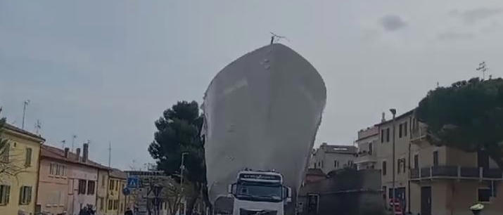 Yacht Ferretti, un gigante bianco a un soffio dalle case