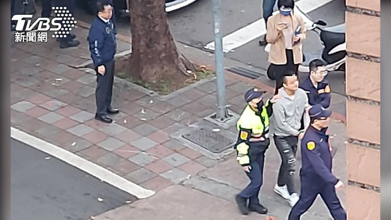 獨／北市警匪追逐！黑色廂型車遭圍捕 1通緝犯被上銬帶回 0179