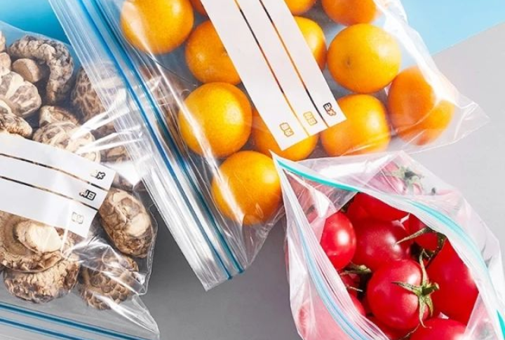 <p>Portion snacks like nuts, fruits, or crackers into Ziploc bags for grab-and-go snacks that are apt for lunches or road trips. Your little ones won't have trouble choosing their treats since they can swiftly see what's within.</p>