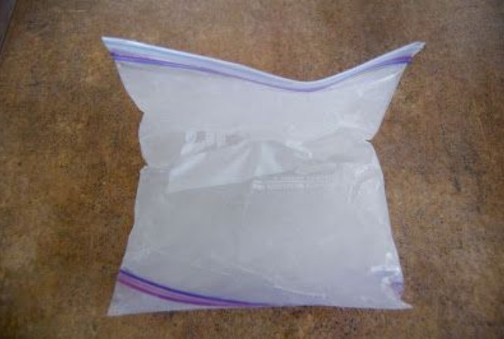 <p>Filling Ziploc bags with water and freezing them for makeshift ice packs is perfect for soothing minor bumps and bruises. Whether for the Little League or soccer practice, they will come in handy at any sports event.</p>