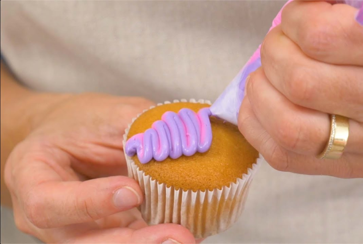 <p>Here's something aspiring bakers would adore. Cut a small corner off a Ziploc bag and fill it with frosting or icing for piping. It is ideal for decorating cakes and cookies with precision, especially if it's a baking emergency and a piping bag isn't available.</p>