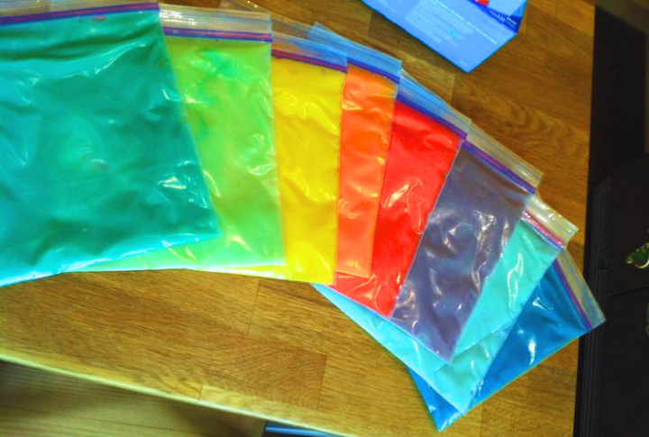 <p>Line a Ziploc bag with paint, seal it, and let kids finger paint without the mess. Moms or daycare teachers would surely appreciate this hack since it's a hassle-free way to unleash a child's creativity.</p>