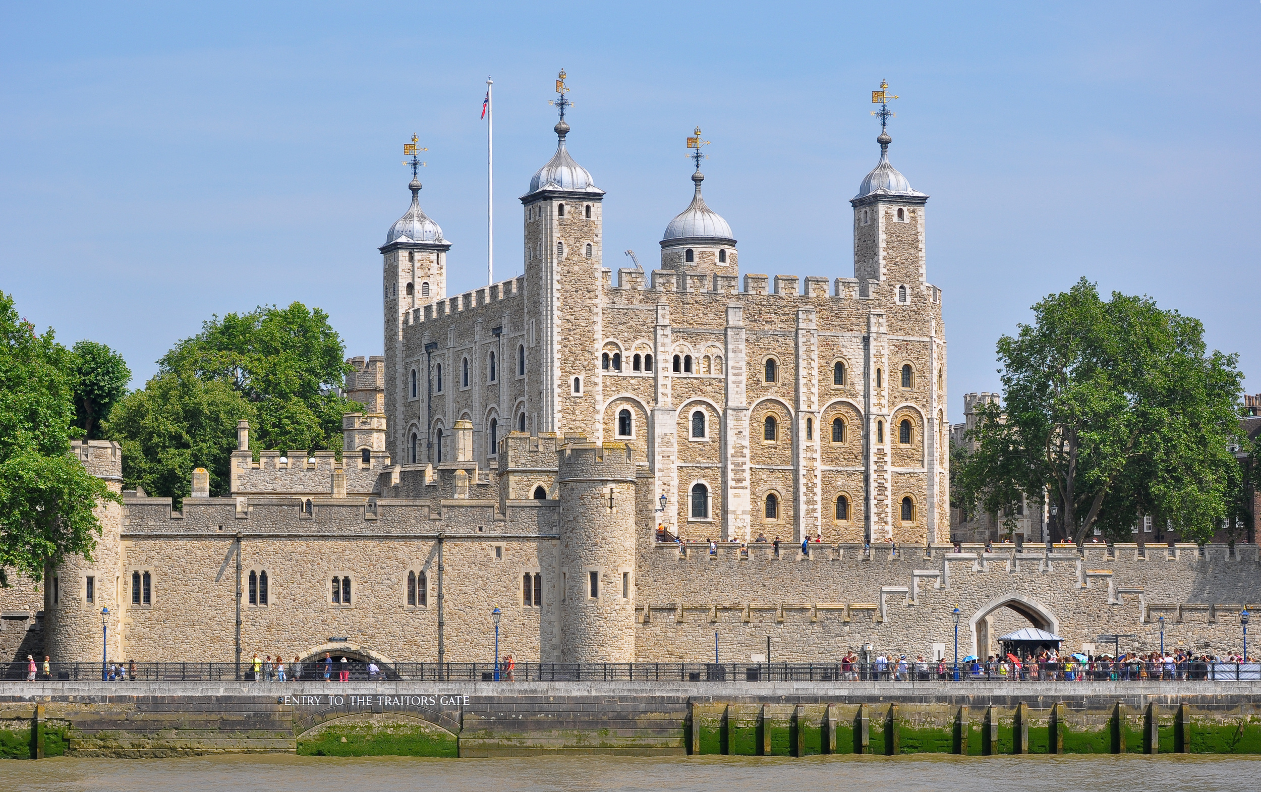 <p>The symbol of the city, this tower was built by William the Conqueror in 1066 and has since become a tourist hot spot. You can't help but admire the sheer amount of people who flock here on a daily basis or the amount of jewelry you can find inside. It's enough to make Tiffany's look like a thrift store. </p><p>You may also like: <a href='https://www.yardbarker.com/lifestyle/articles/20_travel_tips_for_planning_and_enjoying_the_perfect_getaway_031524/s1__37653228'>20 travel tips for planning (and enjoying!) the perfect getaway</a></p>