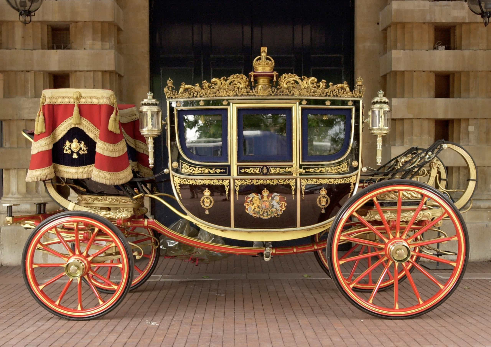 <p>The Irish State Coach is the traditional enclosed horse-drawn coach in which the British monarch travels from Buckingham Palace to the Palace of Westminster for the State Opening of Parliament.</p><p><a href="https://www.msn.com/en-us/community/channel/vid-7xx8mnucu55yw63we9va2gwr7uihbxwc68fxqp25x6tg4ftibpra?cvid=94631541bc0f4f89bfd59158d696ad7e">Follow us and access great exclusive content every day</a></p>