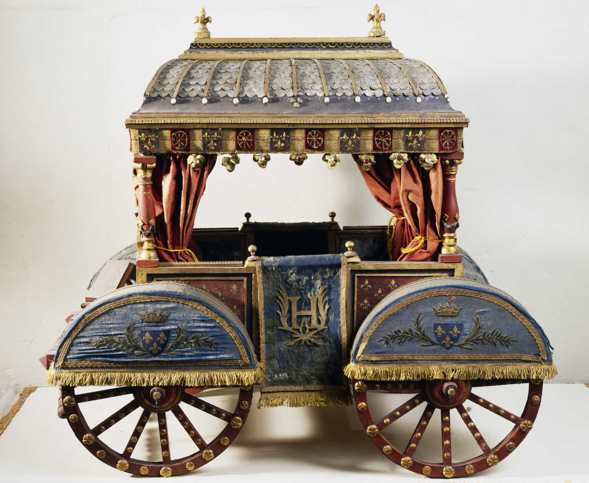 <p>The 16th century saw the arrival of the "four poster" carriage. Designed to offer more stability, these coaches were heavy and cumbersome, and used mainly for private purposes by monied individuals.</p><p>You may also like:<a href="https://www.starsinsider.com/n/229779?utm_source=msn.com&utm_medium=display&utm_campaign=referral_description&utm_content=516219v1en-us"> Why Australia doesn't exist according to flat-Earthers </a></p>