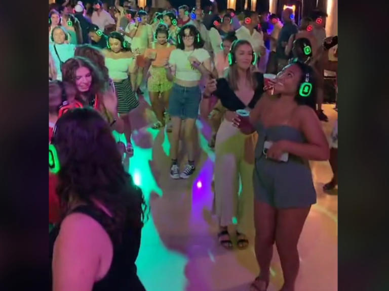 Mujeres bailando con audífonos en un Silent Party