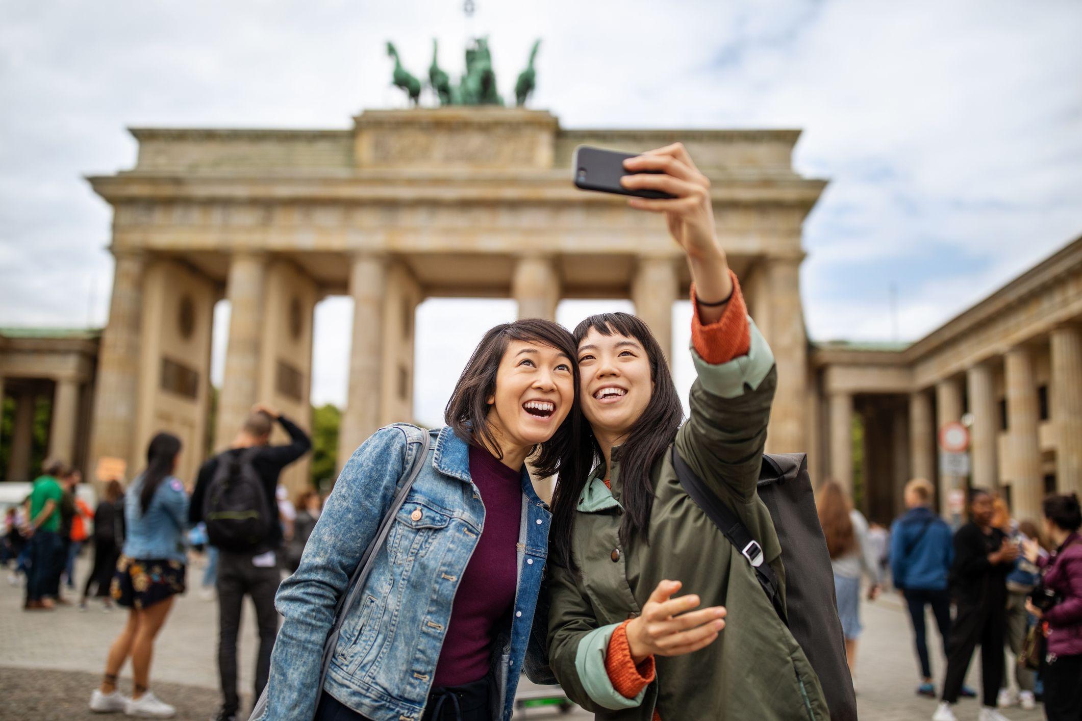 mengapa 'selfie' di berlin, ibu kota jerman, dianggap aneh dan egois?