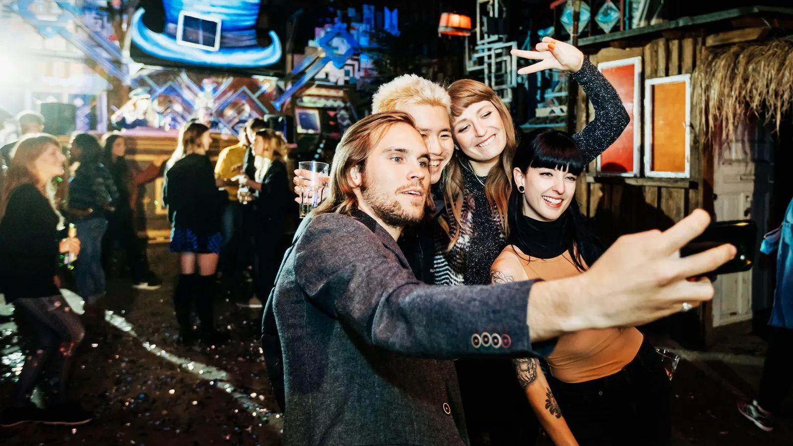 mengapa 'selfie' di berlin, ibu kota jerman, dianggap aneh dan egois?