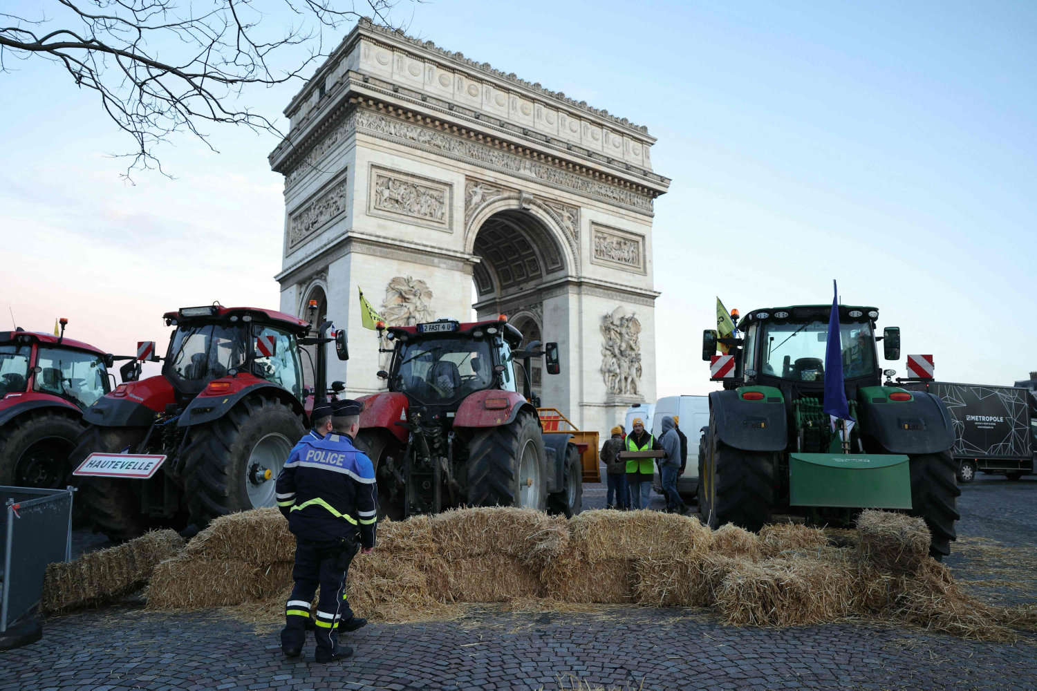 politiet anholder franske landmænd under demo ved triumfbuen