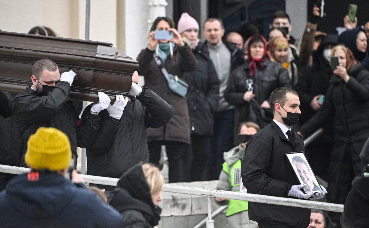 miles de personas asisten al funeral de navalny en moscú entre temores de arrestos
