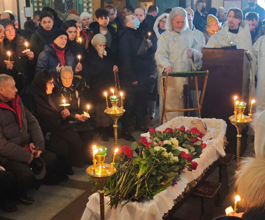 tusentals samlades till navalnyjs begravning