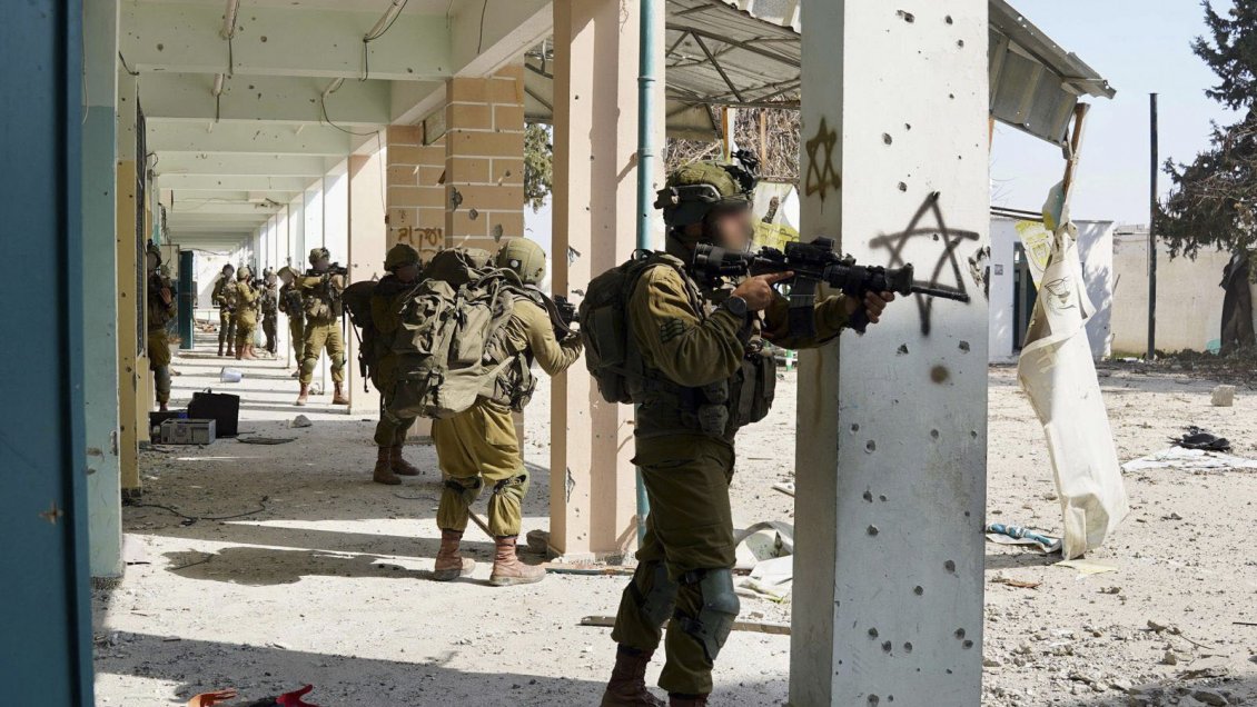 tropas israelíes combaten en jan yunis, el bastión de hamás en sur de gaza